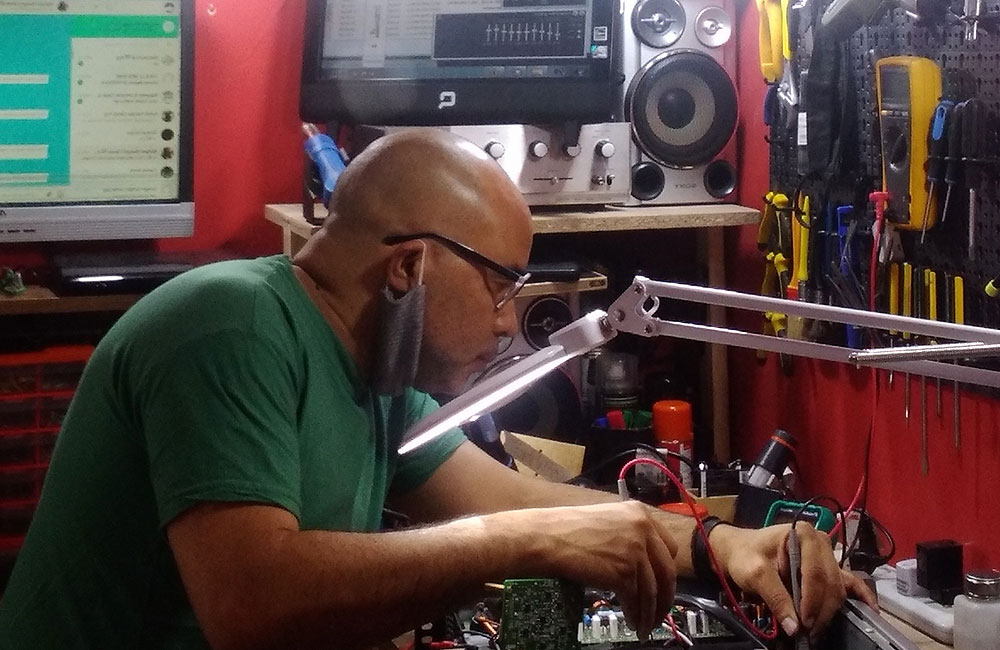 Raúl Ignacio realizando diagnóstico electrónico en el laboratorio Ignacio Soluciones