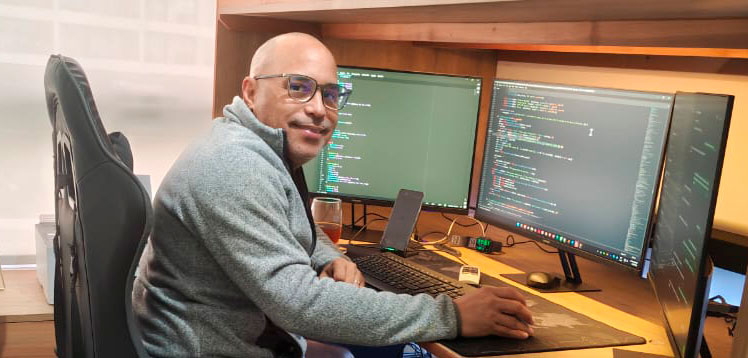 Raúl Ignacio trabajando en desarrollo de software y páginas web para Ignacio Soluciones